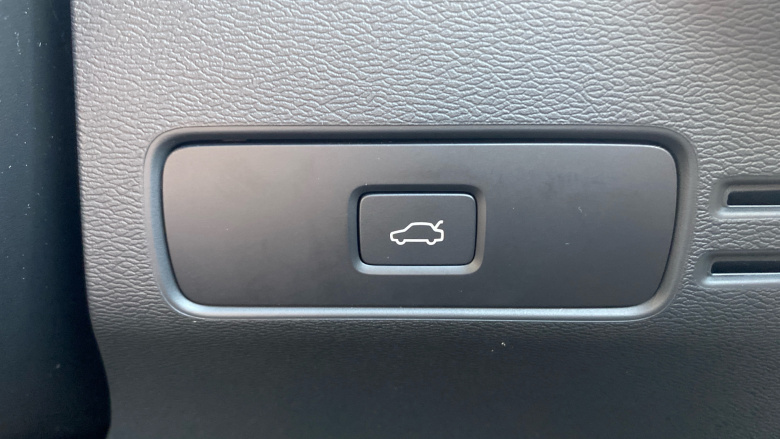 Volvo XC40 2.0 B3P Plus Dark 5dr Auto Petrol Estate